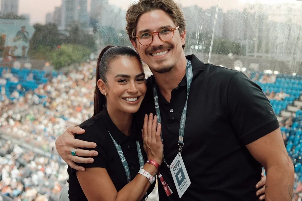 Romulo Arantes Neto e Mari Saad posam juntos e sorridentes Romulo Arantes Neto e Mari Saad posam juntos e sorridentes
