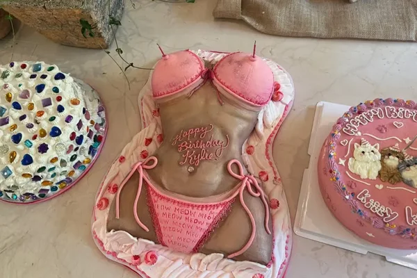 Bolo de Kylie Jenner rouba a cena em comemoração de aniversário - destaque galeria Bolo de Kylie Jenner rouba a cena em comemoração de aniversário - destaque galeria