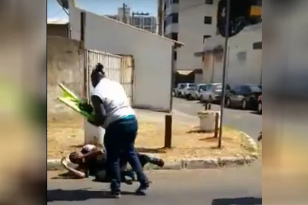 Vídeo: líder comunitária do DF briga com servidor e o agride com faixa