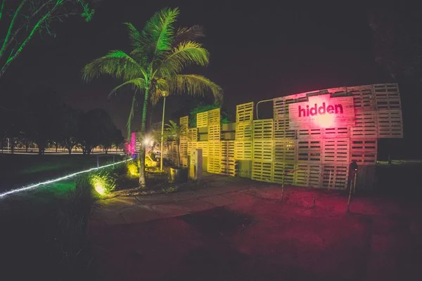 Digão do Raimundos faz show intimista no Hidden. Veja quem foi