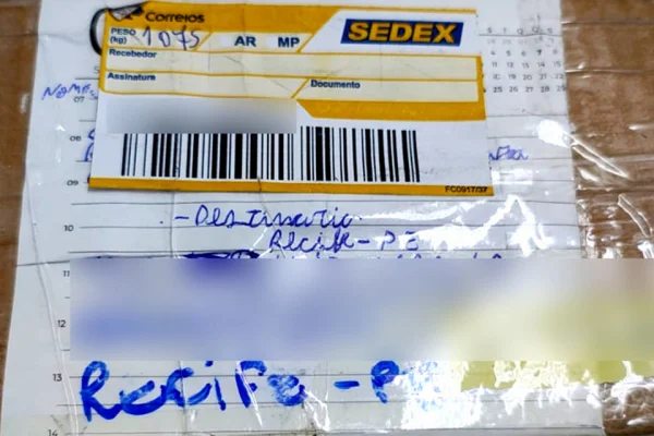 Imagem colorida, Homem é preso ao receber encomenda com ecstasy pelos Correios- Metrópoles