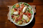 Salada de camarão, jamón espanhol e mascarpone