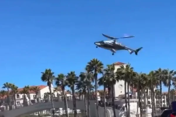 Imagem colorida de helicóptero em queda em praia da Califórnia, nos EUA