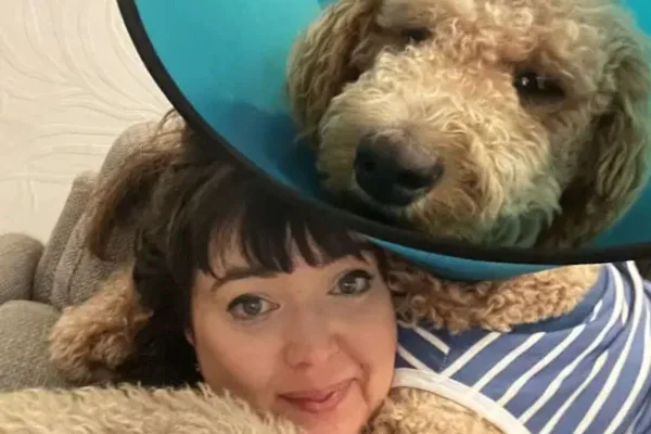 Laura McFarlane (foto), de Pontypridd, no sul do País de Gales, disse: “Disseram-nos que ele era um cockapoo. Esperávamos que ele crescesse até um máximo de 12 kg.”