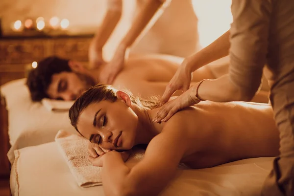 Nuru: conheça massagem que apimenta a relação com toque corpo a corpo
