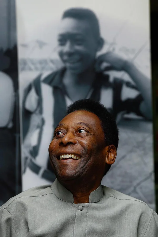pele durante coletiva camisa santos
