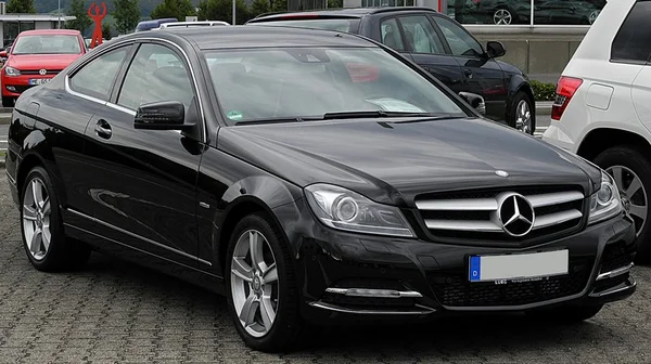 Comerciante bate em Mercedes e procura o dono para pagar conserto