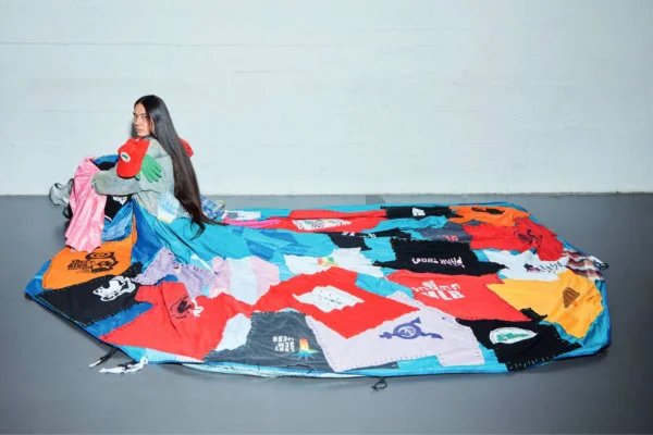 Na imagem com cor, foto da exposição de moda no Masp - Metrópoles