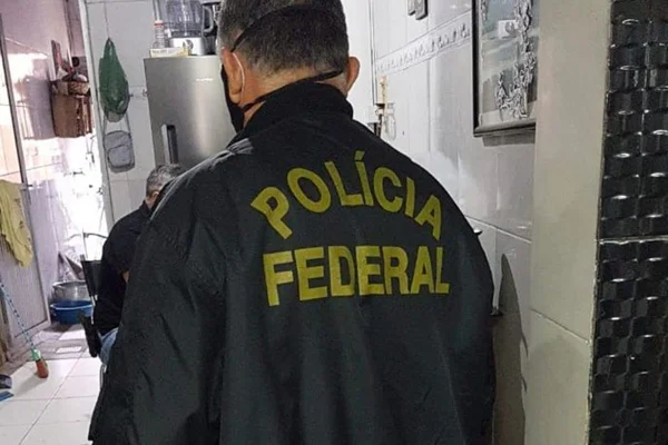 policiais federais durante operação