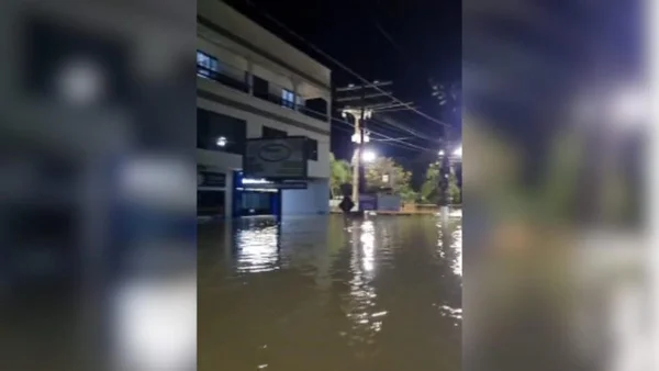 Imagem colorida de rua completamente alagada - Metrópoles