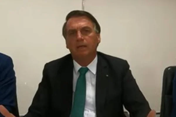 Nem “galão de gasolina” faz com que Amazônia pegue fogo, diz Bolsonaro