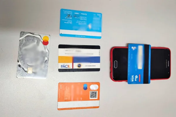 Bandido clona cartão, viaja 600 vezes em app e dá golpe de R$ 15 mil