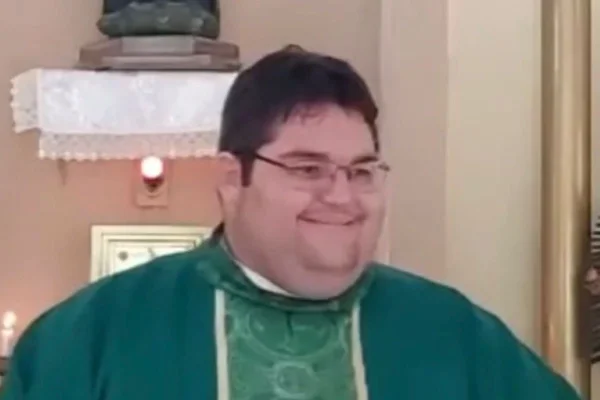 Imagem colorida de padra sorrindo ao escutar versão Calypso de louvor - Metrópoles