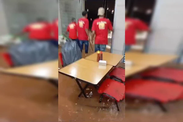Novas imagens mostram corrente humana resgatando homem em enxurrada