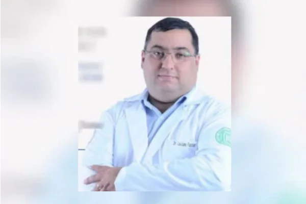 Imagens coloridas mostram foto de médico, homem branco, óculos e avental de médico