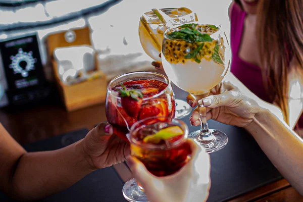 12 locais para beber drinques e se refrescar no verão de Brasília