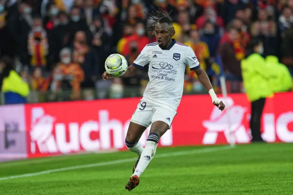Imagem colorida de Alberth Elis em campo - Metrópoles