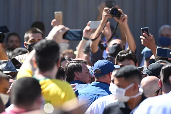 Sem máscara, Bolsonaro chega a Caldas Novas e provoca aglomeração