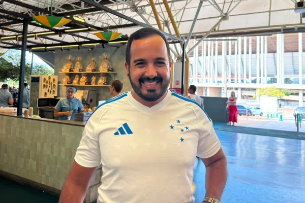Torcedores de Cruzeiro e Grêmio chegam animados para jogão no DF - destaque galeria Torcedores de Cruzeiro e Grêmio chegam animados para jogão no DF - destaque galeria