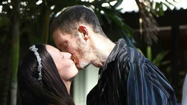 Homem morre de câncer 3 dias após se casar com a mãe de seus 6 filhos