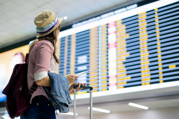 Mulher no aeroporto