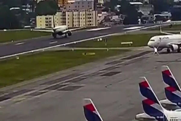 Avião da Azul decolando em Congonhas
