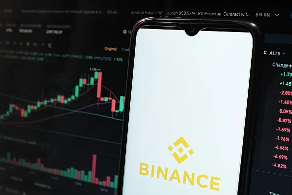 Imagem colorida de celular com o logotipo da Binance