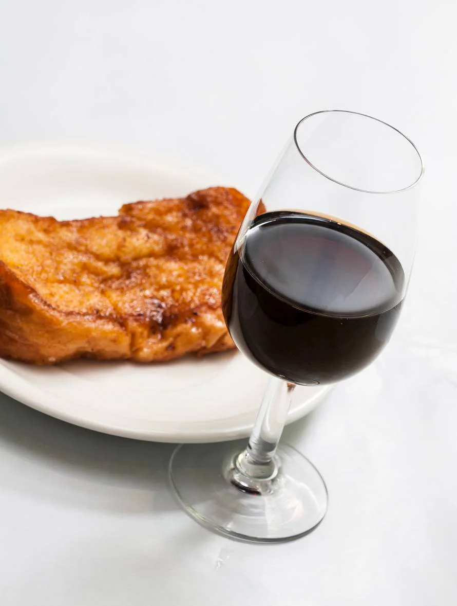 Rabanada de Vinho - use dois pães amanhecidos cortados em fatias; 1 xícara (chá) de vinho tinto; 3 colheres (sopa) de açúcar; 2 ovos batidos; açúcar e canela a gosto; óleo para fritar. Misture o vinho com o açúcar. Passe o pão nessa mistura e retire o excesso. Passe nos ovos batidos e retire o excesso. Frite em óleo quente. Passe no açúcar com canela. Você pode fritar as rabanadas em óleo de imersão, passar na frigideira com azeite ou óleo de coco Rabanada de Vinho - use dois pães amanhecidos cortados em fatias; 1 xícara (chá) de vinho tinto; 3 colheres (sopa) de açúcar; 2 ovos batidos; açúcar e canela a gosto; óleo para fritar. Misture o vinho com o açúcar. Passe o pão nessa mistura e retire o excesso. Passe nos ovos batidos e retire o excesso. Frite em óleo quente. Passe no açúcar com canela. Você pode fritar as rabanadas em óleo de imersão, passar na frigideira com azeite ou óleo de coco