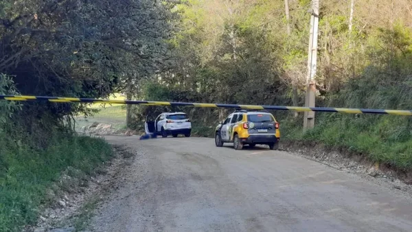 Homem é achado morto com 5 tiros ao lado de carro de luxo no PR