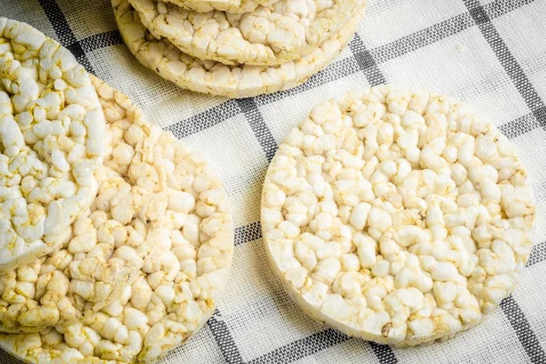 Afinal, biscoito de arroz é vilão das dietas ou queridinho fitness?