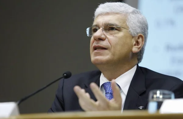 Governo usa reservas e corta programas para bancar diesel mais barato