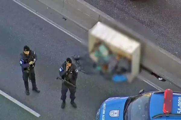 Mistério: corpo é achado dentro de caixote no meio da Avenida Brasil