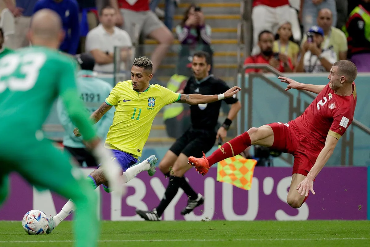Raphinha do Brasil, Strahinja Pavlovic da Sérvia durante a partida da Copa do Mundo entre Brasil x Sérvia no Lusail Stadium em 24 de novembro de 2022 em Lusail Qatar Raphinha do Brasil, Strahinja Pavlovic da Sérvia durante a partida da Copa do Mundo entre Brasil x Sérvia no Lusail Stadium em 24 de novembro de 2022 em Lusail Qatar
