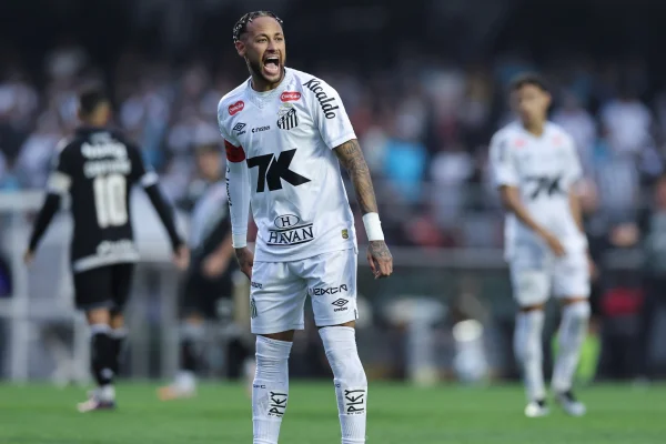 Foto colorida de Neymar e Coutinho, em Santos 0 x 6 Vasco - Metrópoles