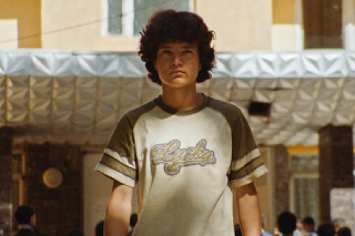 <b>O Orfanato. </b>A história gira em torno de Qodrat, jovem de 15 anos fã de Bollywood que mora nas ruas de Cabul, no final dos anos 80. Ele vende ingressos de cinema ilegalmente e sonha acordado em algumas de suas cenas favoritas dos filmes indianos. Um dia é levado pela polícia para o orfanato soviético. Mas em Cabul a situação política está mudando e Qodrat e todas as crianças querem defender sua casa <b>O Orfanato. </b>A história gira em torno de Qodrat, jovem de 15 anos fã de Bollywood que mora nas ruas de Cabul, no final dos anos 80. Ele vende ingressos de cinema ilegalmente e sonha acordado em algumas de suas cenas favoritas dos filmes indianos. Um dia é levado pela polícia para o orfanato soviético. Mas em Cabul a situação política está mudando e Qodrat e todas as crianças querem defender sua casa