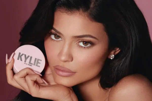 Kylie Cosmetics chega ao Brasil com preços que desapontam o público