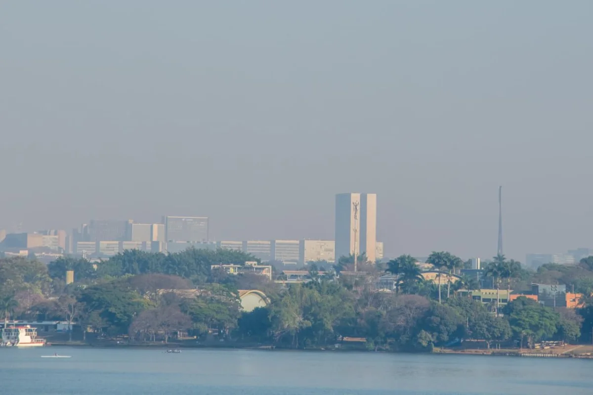 Névoa seca encobre Brasília nesta manhã, reduzindo a visibilidade e alterando a paisagem da capital. O fenômeno é resultado do tempo seco e ventos fortes típicos deste período. Névoa seca encobre Brasília nesta manhã, reduzindo a visibilidade e alterando a paisagem da capital. O fenômeno é resultado do tempo seco e ventos fortes típicos deste período.