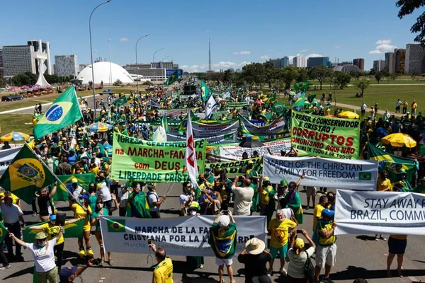 Religiosos protestam na Esplanada contra decisão do STF sobre cultos