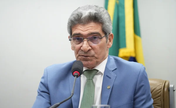 Foto colorida mostra o deputado Raimundo Costa - Metrópoles
