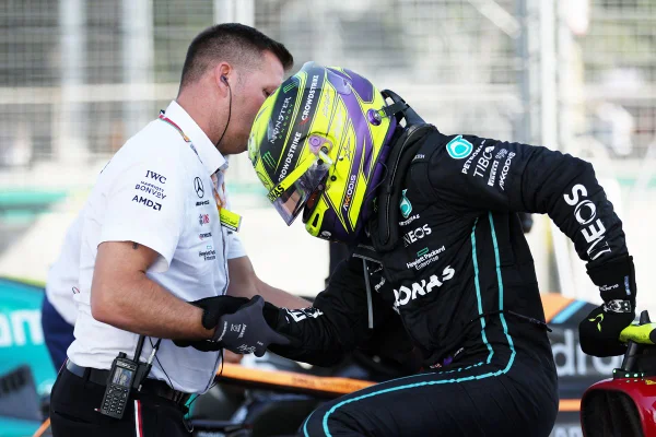 Com dores, Hamilton mostra irritação com Mercedes e cobra melhorias