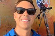 Gabriel Cartolano posa de óculos escuros nos bastidores de mais uma cobertura pelo SBT