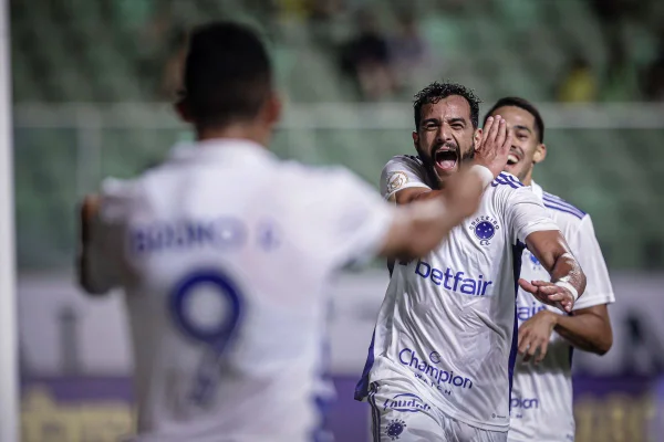 Cruzeiro faz 4 x 0 no América-MG; líder Botafogo perde para o Goiás
