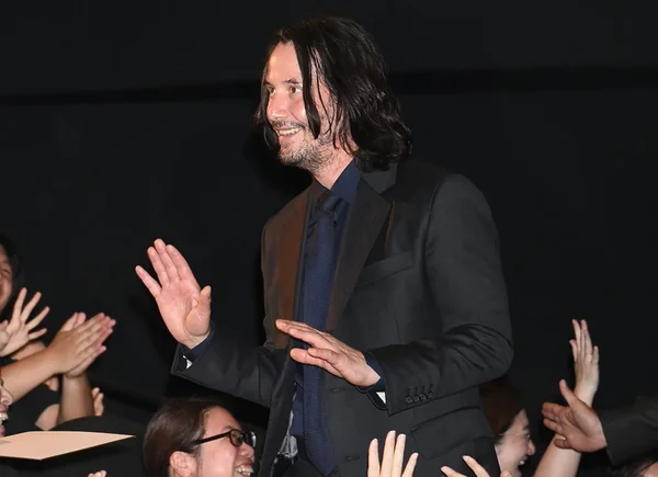 Entenda por que a nova namorada de Keanu Reeves incomoda tanto