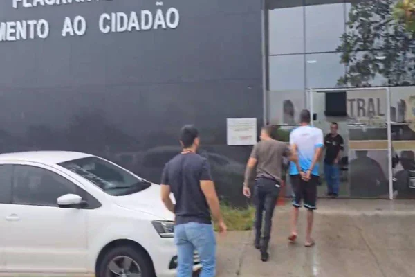 Foto colorida de homem sendo preso
