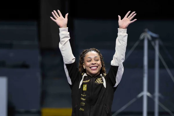 Medalhista olímpica, Lorrane celebra hexa do Flamengo na Ginástica