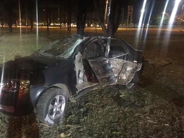 Acidente no Eixão Norte derruba poste e deixa cinco feridos