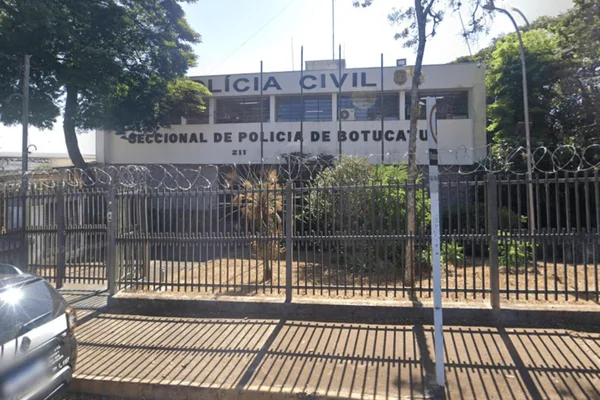 Imagem colorida da fachada da delegacia onde foi registrado o caso da mãe que esfaqueou o padrasto dela após o filho denunciar ter sofrido abuso sexual - Metrópoles