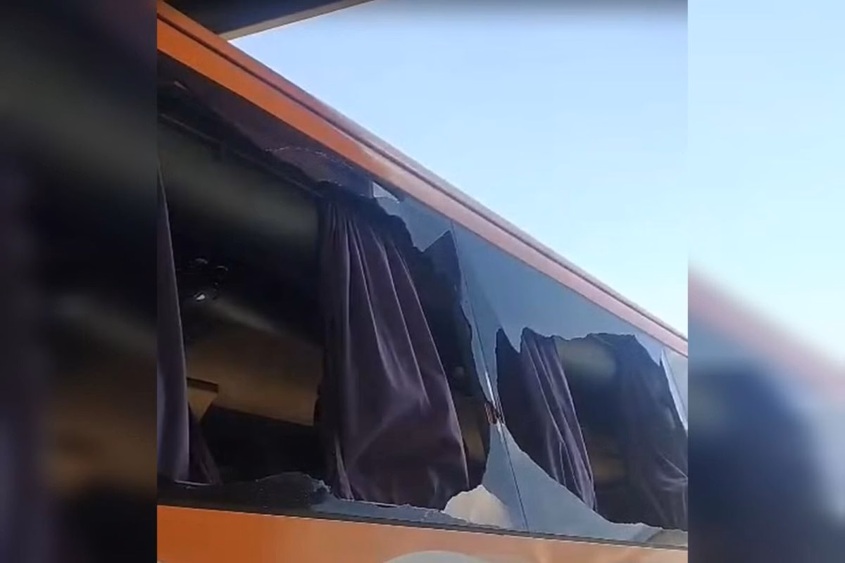 Ônibus com lataria laranja e janelas laterais quebradas - Metrópoles