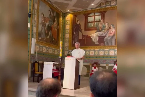 Imagem colorida mostra Ronaldo Caiado em igreja de Guaratinguetá, no interior de São Paulo - metrópoles