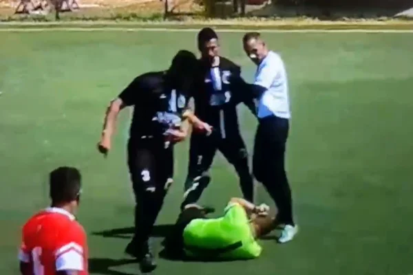 Vídeo: árbitro é agredido após dar cartão amarelo em campeonato no DF